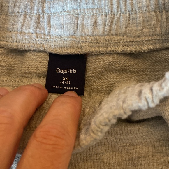 Gap size XS 4-5 active set bundle. Two tank tops and one pair of shorts. - Picture 3 of 11